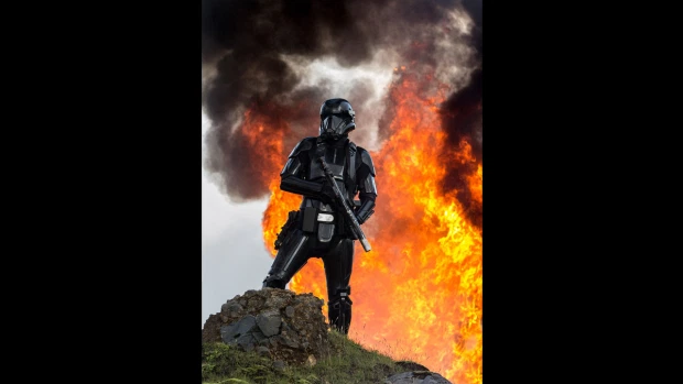 rogueone-gallery-deathtrooper-fire_f96f4a0f